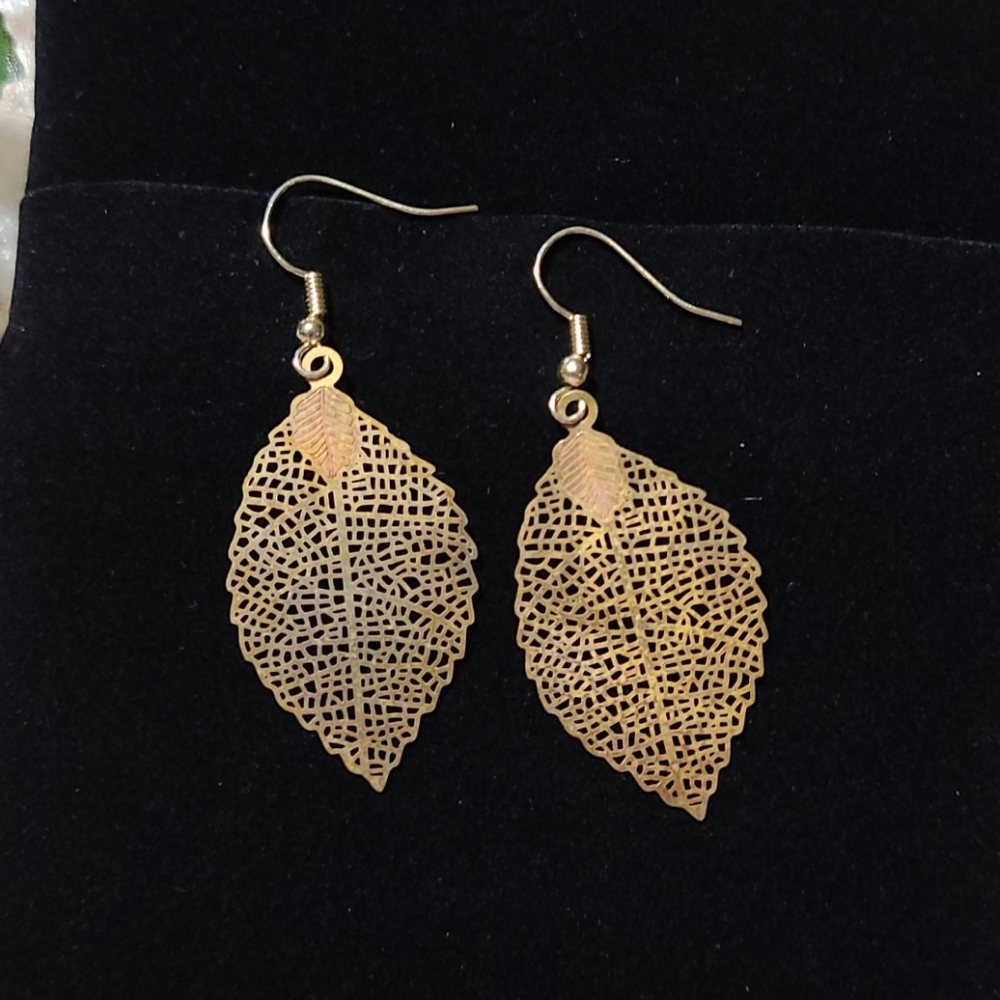 NEW Leaf Earrings Filigree Dangling Feathers Pierced Goldtone Drop Feminine Edge - Picture 3 of 7